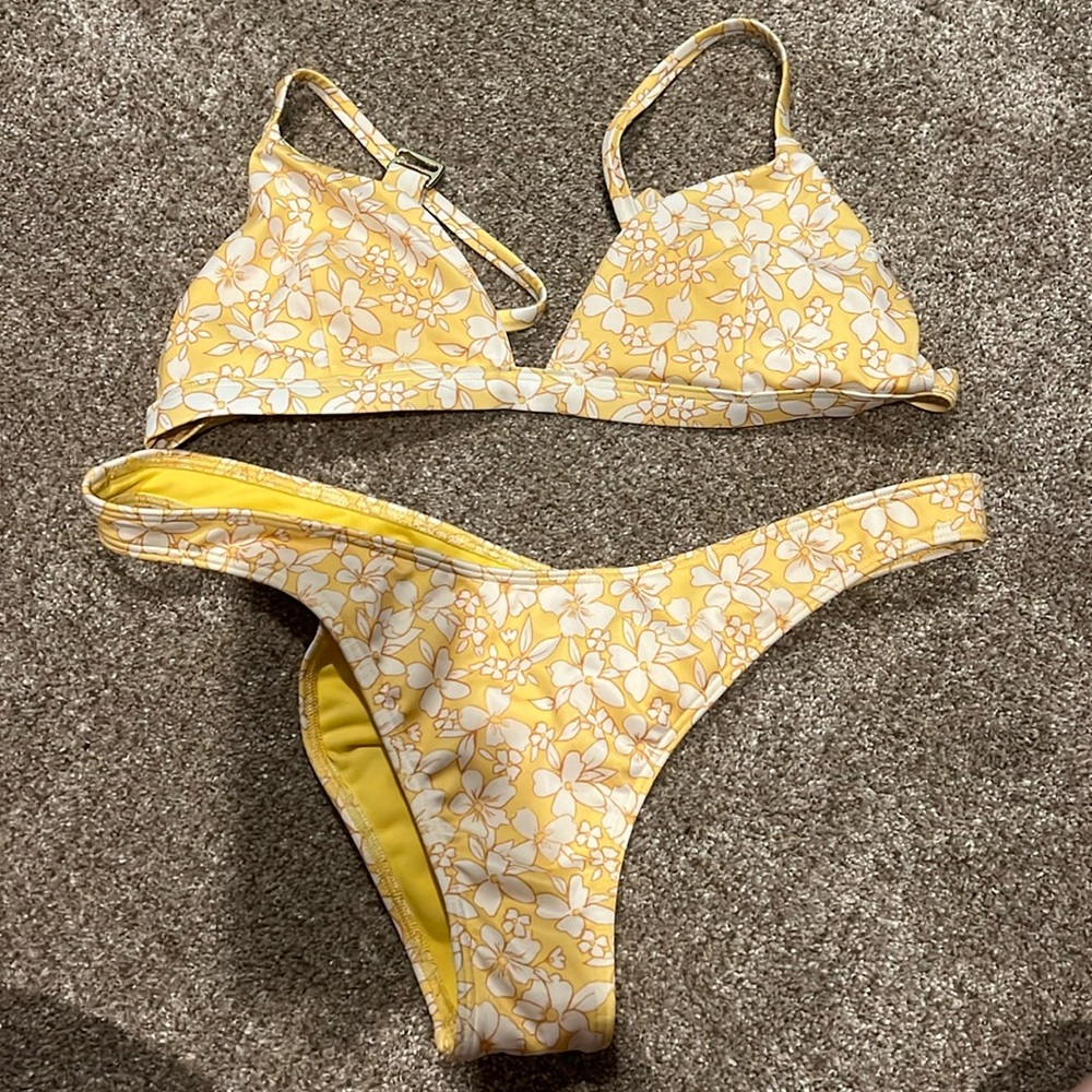 Hollister Bikini Pale Yellow size Medium